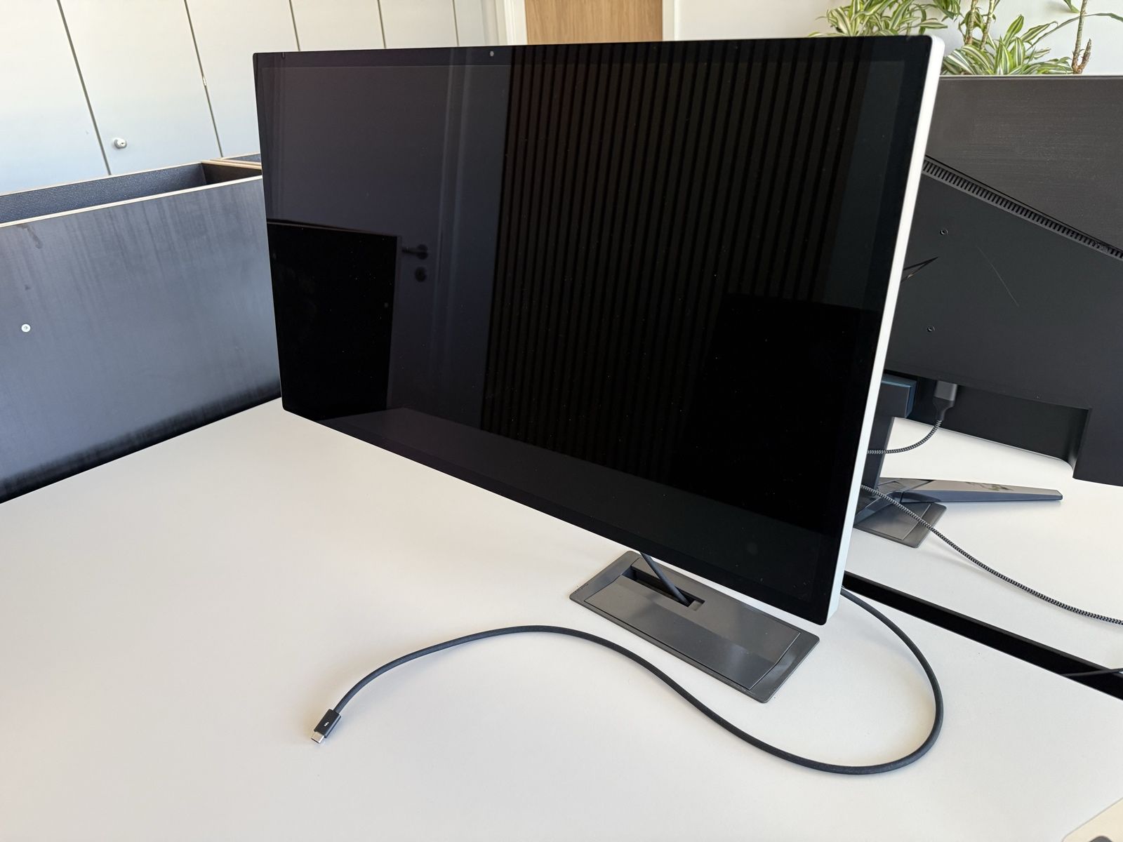 27-Zoll-Monitor mit USB-C-Kabel auf dem Schreibtisch