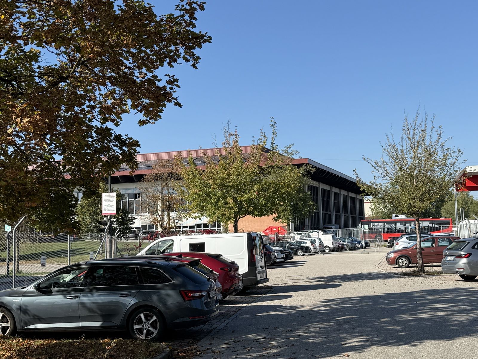 Parkplatz vor dem Gebäude Am Burgfrieden 1